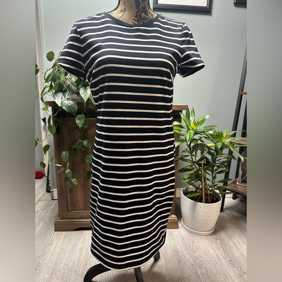 Old Navy Dresses & Skirts - Old Navy black/white striped dress. Size M.